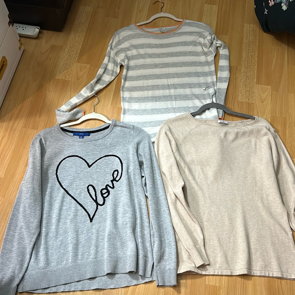 Lot of 3 Lightweight Sweaters 2 M 1S
